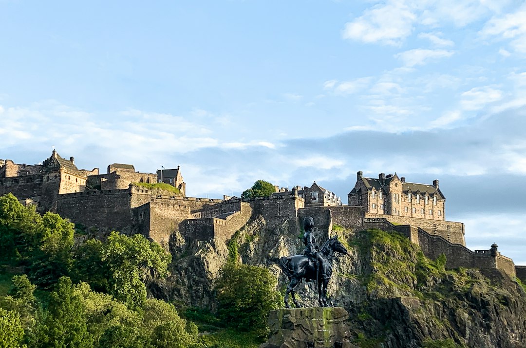 Essensielle Sikkerhetstips for Besøkende og Fastboende i Edinburgh